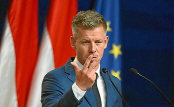 El ganador de las elecciones y líder de Tisza, Peter Magyar, gesticula durante la comparecencia de ayer en Budapest.