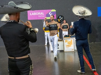 Imanol Lopez, irribarretsu eta dantzan, mariatxien erritmora.