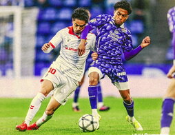 Guruzeta y Ponceau pugnan por el balón.