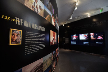 National Geographikek 125 urte bete zituenean egindako erakusketa baten irudia.