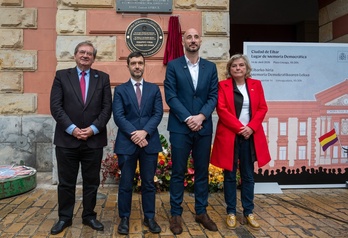 Representantes institucionales posan ante la placa colocada en la fachada del Ayuntamiento de Eibar.