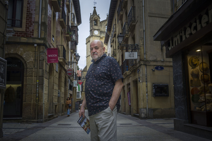 Juan Garzia Garmendia, liburu berria eskuetan duela.