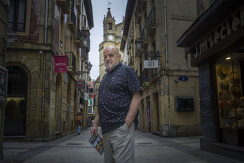 Juan Garzia Garmendia, liburu berria eskuetan duela.