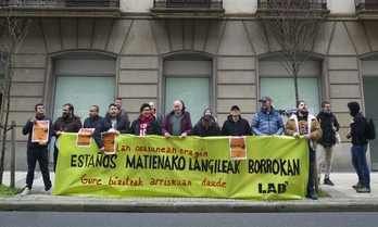 Concentración de las personas trabajadoras de Estaños Matiena frente a las oficinas de la empresa.
