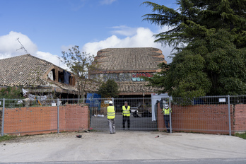 Operarios vallan el convento de Agustinas tras del desalojo. 