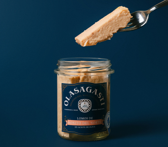 Olasagastik Kantauri itsasoko arrainarekin lan egiten du, artisau-arrantza teknikekin arrantzatua, jasangarritasunaren aldeko apustua eginez. 