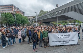 Apirilaren 11an elkarretaratzea egin zuten Ezkiagaren biktimei babesa adierazteko.