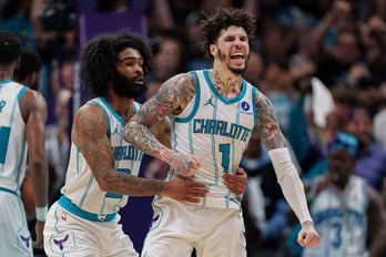 LaMelo Ball ha anotado la canasta por la cual los Hornets siguen con su sueño de play-offs.