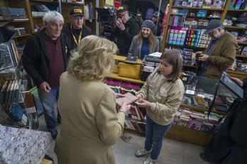 Ensayo de una escena en la librería junto al cine Leidor de Tolosa.