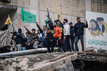   Partidarios de Hizbulah disparan al aire en la periferia sur de Beirut tras la firma del alto el fuego en noviembre de 2024.