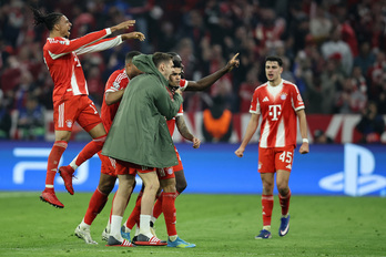 Los jugadores del Bayern celebran el gol Luis Díaz que suponía el 3-3.