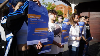 Esku-hartze sozialeko 50 profesional baino gehiago batu dira salaketara.