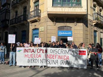 Concentración de los trabajadores de Intia, este jueves, frente al Parlamento.