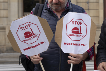Protesta de las plataformas contra las plantas de biogás de Sesma, Lodosa y Viana ante el Parlamento navarro en octubre de 2025.