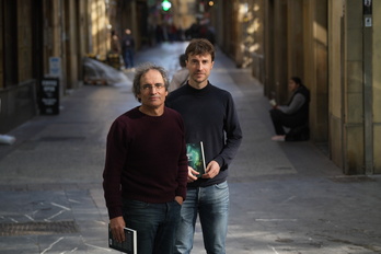 Jon Sarasua eta Mikel Artola, elkarrekin ondu duten liburua aurkezten.