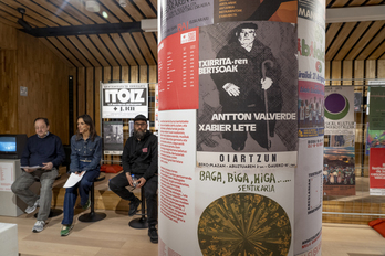 Erakusketaren aurkezleak aretoan. 