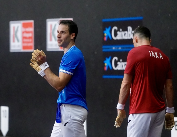 Dario Jakaren aurkako garaipena ospatzen.