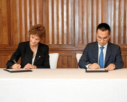 La lehendakari navarra, María Chivite, y el CEO de Hithium, Jeff  Wu, firman el acuerdo.