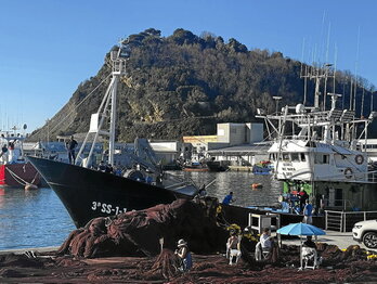 Saregile kuadrilla, sareak konpontzen Getarian. «Zuloa sarean, antxoak jolasean», dio esaera berriak.