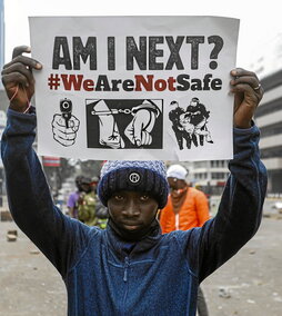 Lerroon gainean, protesta bat Nairobin, 2024ko uztailean. Aurreko orrialdean, manifestari gazte bat «Ez gaude salbu» dioen pankarta batekin, 2025eko ekainean, Nairobin.