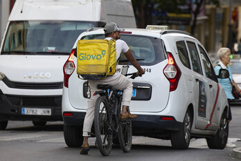 Un repartidor con la característica mochila de la polémica empresa de comida a domicilio.