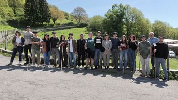 Gomiztegiko Artzain Eskolan artzain izateko formakuntza jaso duten hamabi ikasleak, eskolako arduradun eta Lakuako ordezkariekin.