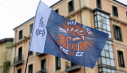 Imagen de archivo de una bandera contra el ERE de Tubos Reunidos.