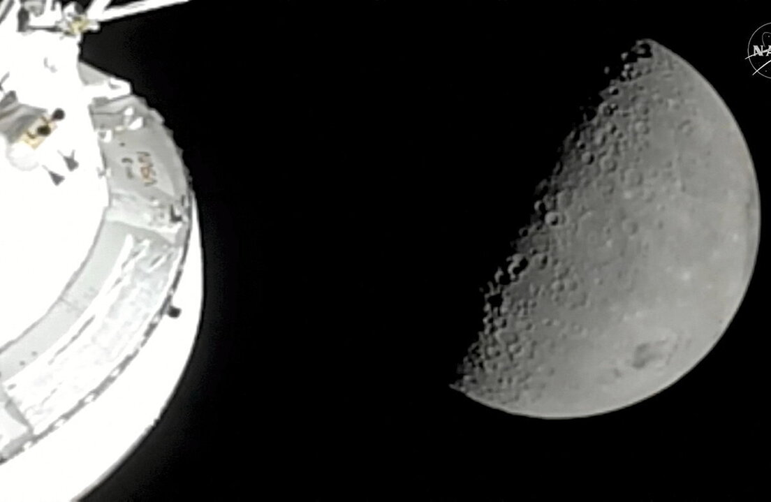 Imagen distribuida por la NASA de la nave espacial Orion aproximándose a la Luna el 6 de abril.