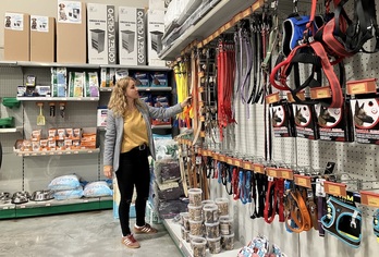 Naroa Irure, Gurdi saltokiko arduraduna, maskoten osagarrien txokoan.