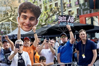 Aficionados franceses jalean a Seixas en la etapa de Itzulia que acabó en Eibar.