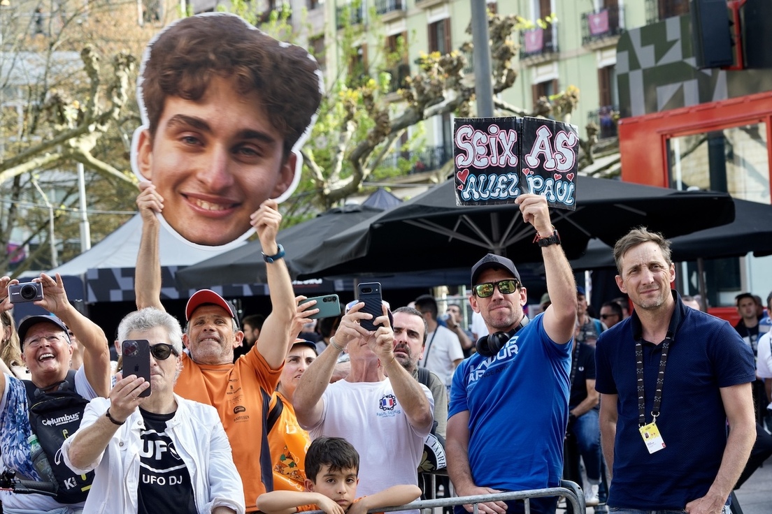 Aficionados franceses jalean a Seixas en la etapa de Itzulia que acabó en Eibar.