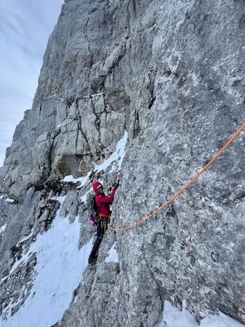 Joan den neguan, alpinista britainiarrak mistoko trilogia gogorra sinatu zuen. Hain zuzen ere, hiru ibilbide berri sortu zituen Suitzako Alpeetan: “Elles Aussi” (M7+), “Nostalgie Alpine” (M8) eta “La Muse de Trient” (M7+).