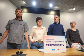 Igor Arroyo y Garbiñe Aranburu (LAB), junto a Mitxel Lakuntza y Amaia Muñoa (ELA), en la comparecencia de este viernes en Bilbo.
