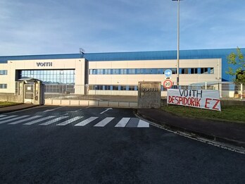 Pancarta contra los despidos en el exterior de la empresa.