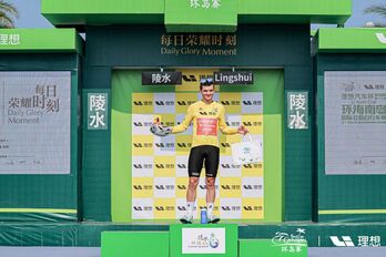 Xabier Berasategi, con el maillot amarillo del Tour de Hainan.