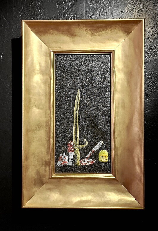 El gasteiztarra Iban Arroniz muestra algunas de sus obras en la exposición «Penthouse Stilleven», que se puede visitar hasta finales de mayo en la planta subterránea de la librería Zuloa.