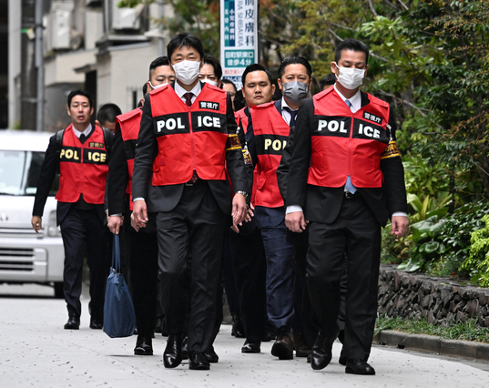 Policías de Tokio, en el registro de un edificio vinculado a la Yakuza.