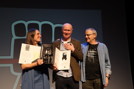 Paul Laverty (en medio), junto a Nerea Martinez y Andoni Txasko, miembros de Martxoak 3, el jueves.