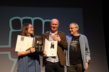 Paul Laverty (en medio), junto a Nerea Martinez y Andoni Txasko, miembros de Martxoak 3, el jueves.
