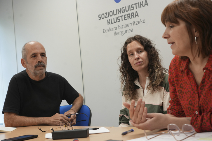 Koldo Telleria (EHU), Miren Otxotorena eta Olatz Altuna (Soziolinguistika Klusterra) ikerlariak, NAIZekin elkarrizketan.