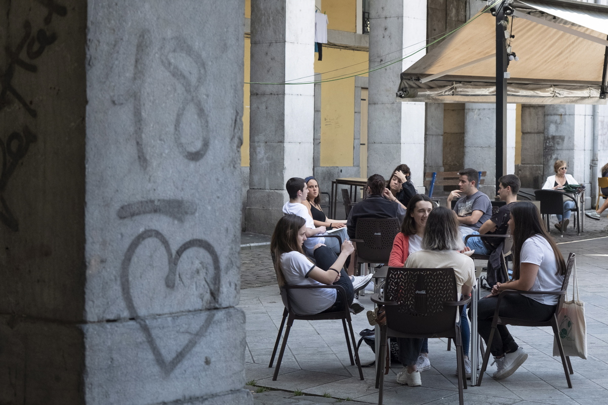 Tolosako terraza batean solasean. (Jon URBE/FOKU)