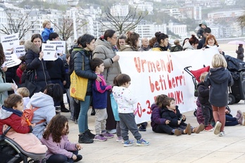 Urmendiko familiak Donostiako Hezkuntza Delegaritzaren parean, protestan.