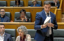 El lehendakari, Imanol Pradales, se levanta de su escaño para dirigirse al atril de oradores.