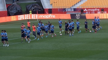 Los jugadores de la Real, entrenando sobre el césped de La Cartuja.