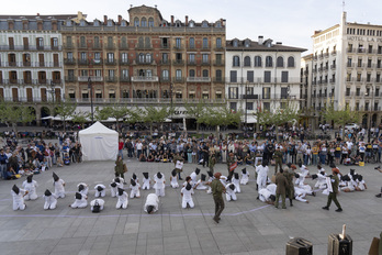 La representación de Yala Nafarroa para concienciar sobre los más de 100.000 prisioneros palestinos.