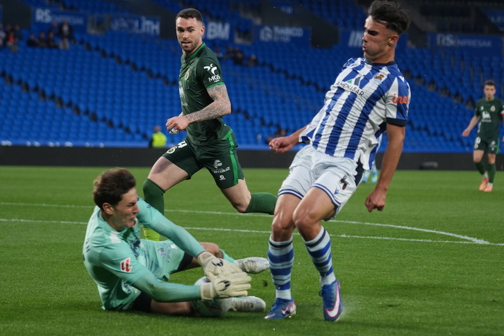 Carrera intenta batir al guardameta del Racing en un Anoeta desangelado.