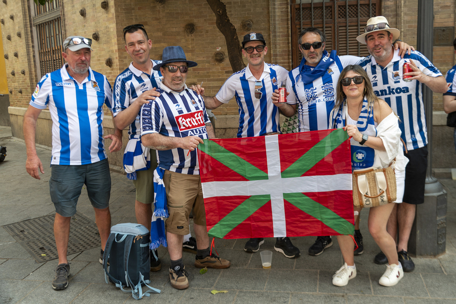 Ikurriñak ikur txuriurdinekin batera.