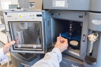 Un técnico de Nasertic manejando una sustancia estupefaciente para su análisis.