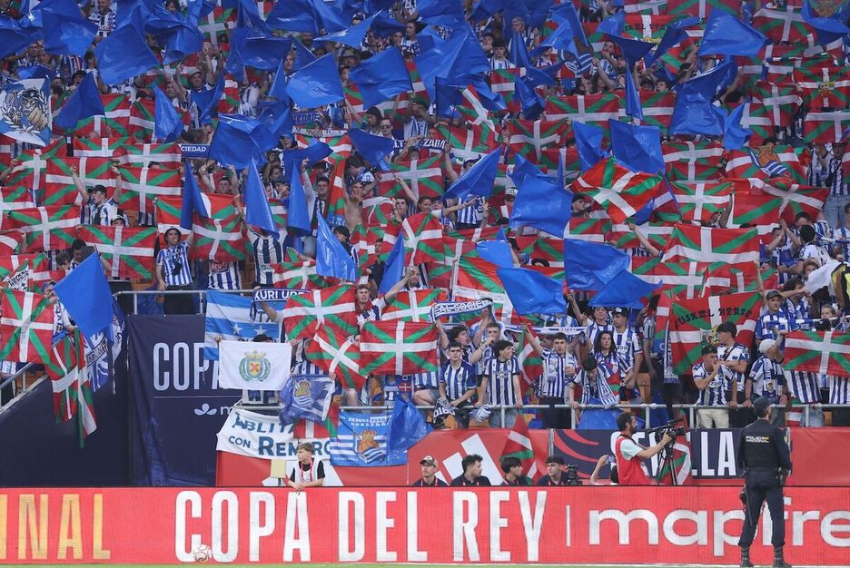 Ikurriñas en la grada txuriurdin.