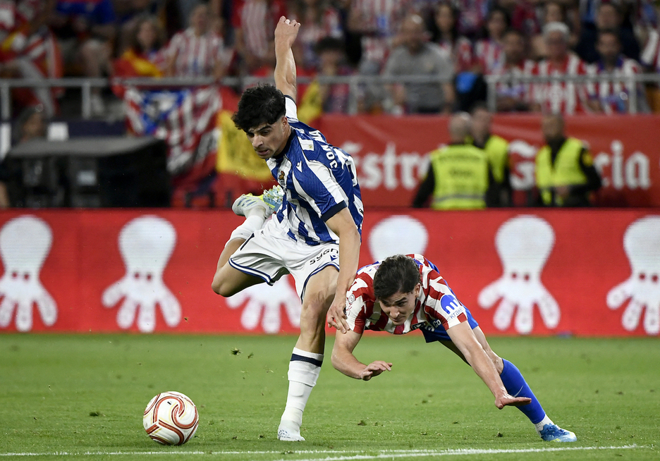 Jon Martin ha solventado bien esta dificilísima jugada con Julián.